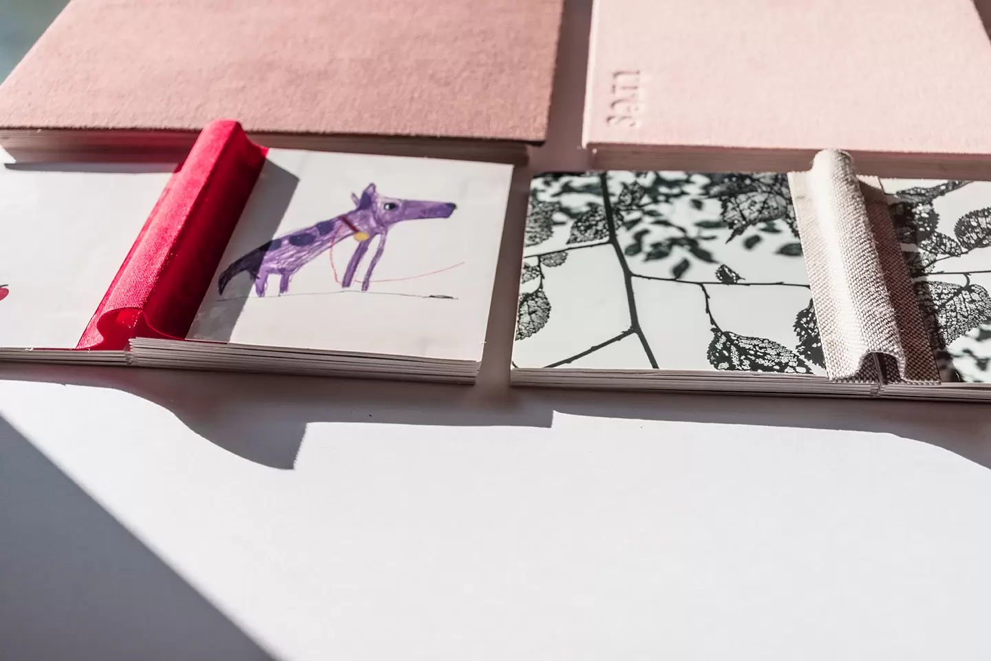Las tapas de nuestros Fotolibros personalizados de tapa dura, y tapa semiflexible, de apertura total 180°, impresión en minilab, proceso químico. Insumos, materiales de alta calidad. 
