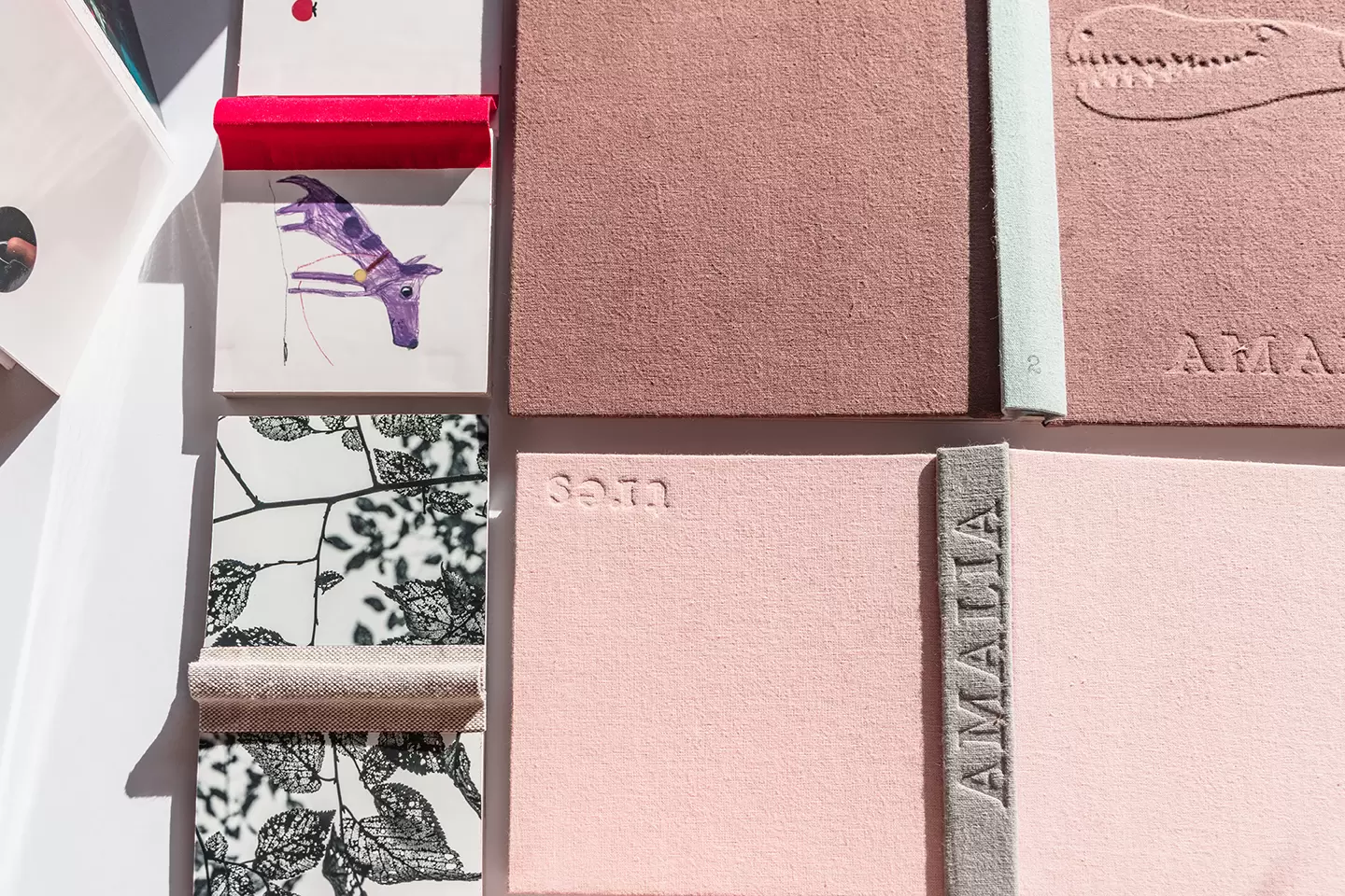 Las tapas de nuestros Fotolibros personalizados de tapa dura, y tapa semiflexible, de apertura total 180°, impresión en minilab, proceso químico. Insumos, materiales de alta calidad. 