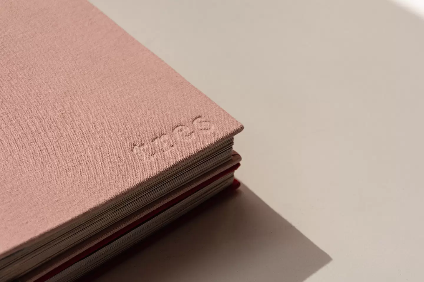 fotolibro 15x15 detalle tapa gofrada