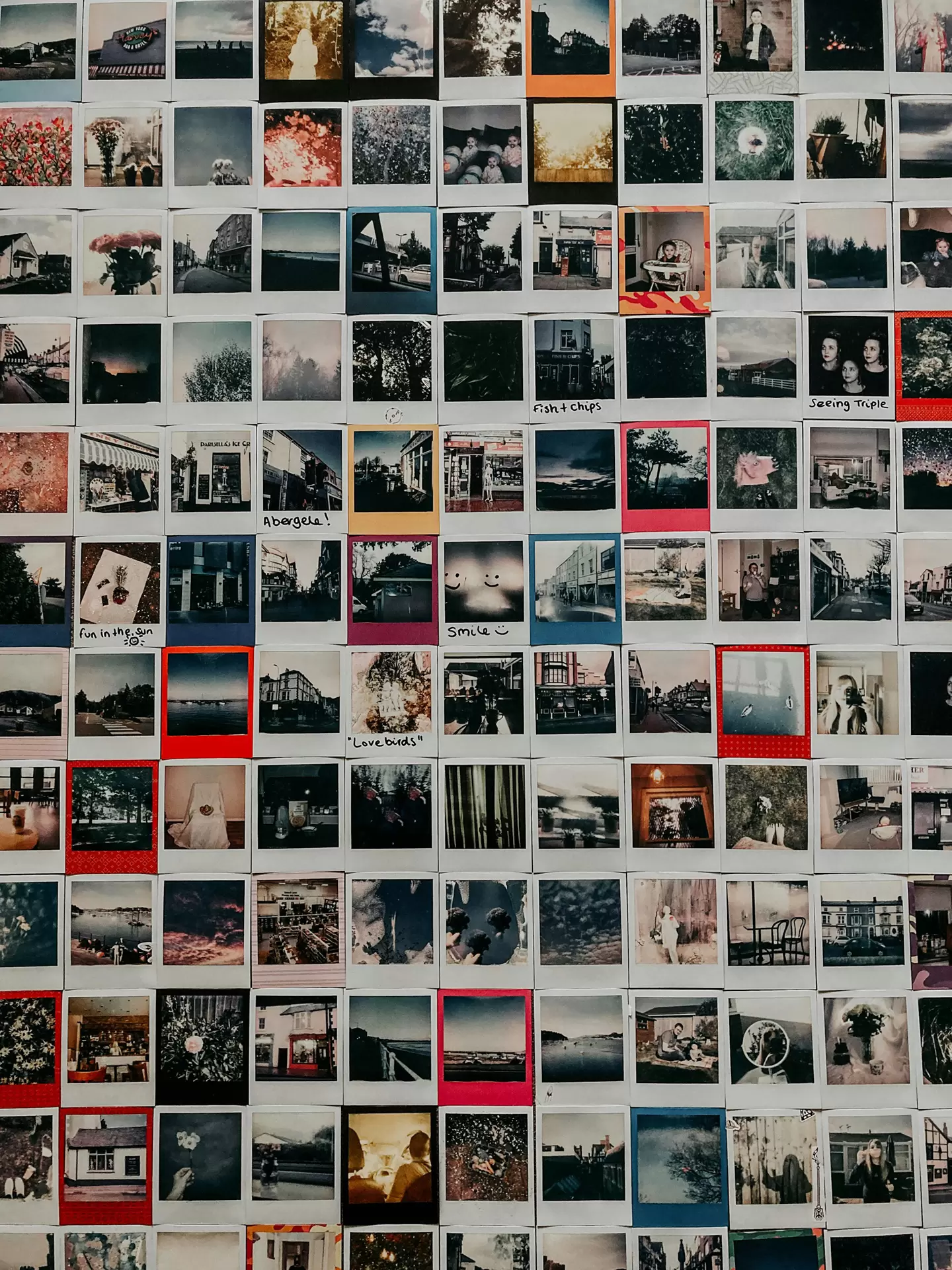 ideas para decorar con fotos, fotos polaroid cubriendo toda la pared