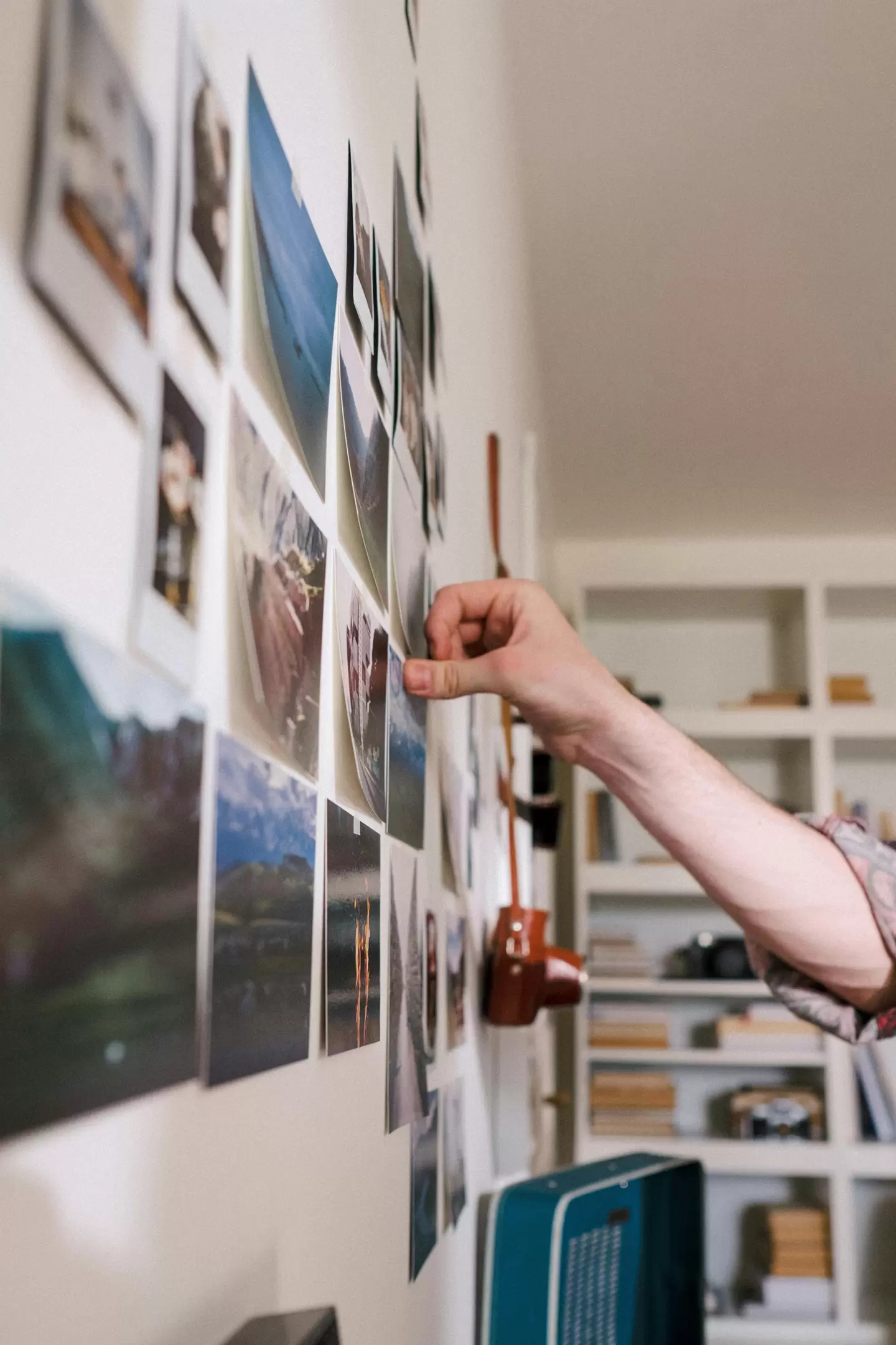 ideas para decorar con fotos, fotos polaroid y clásicas . orden geométrico de fotos y postcards cubriendo toda la pared